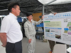 説明を受ける様子