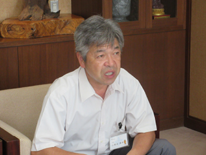 村内の農業の現状について説明する小野寺村長