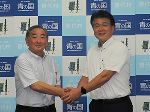 柾屋村長と中邨地方参事官