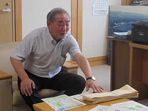 経木の活用を説明する柾屋村長