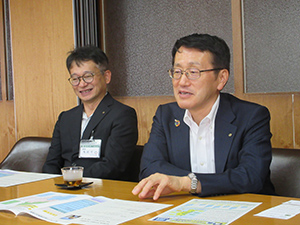 佐々木町長と地舘農林課長