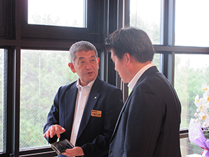 ウニ増殖溝の説明をする岡本町長