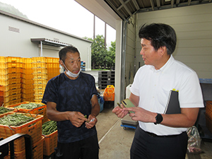 新谷工場長から説明を受ける中邨地方参事官