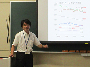 説明する県拠点職員