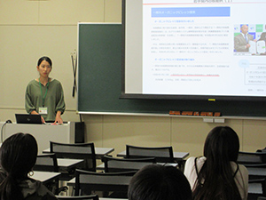説明する県拠点職員