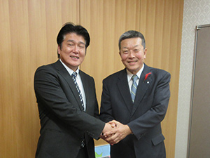 鈴木町長と中邨地方参事官