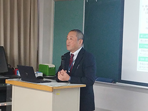 「地域資源活用価値創出(6次産業化)」について説明する県拠点職員