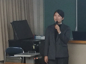 「農林水産省の業務等」について説明する大臣官房職員