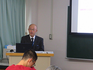 「農林水産物・食品の輸出拡大」について説明する県拠点職員