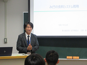 「みどりの食料システム戦略」について説明する県拠点職員