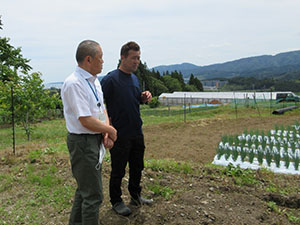 代表の村上さんと県拠点職員
