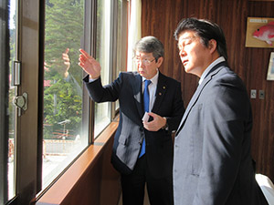 佐藤町長から説明を受ける中邨地方参事官