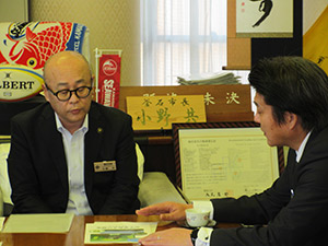 小野市長へ説明する中邨地方参事官