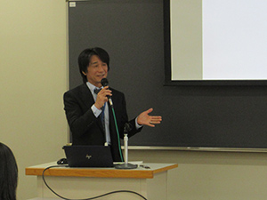 説明する県拠点職員1