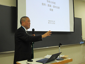 説明する県拠点職員2