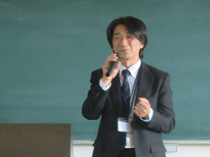 食料をめぐる情勢について 説明する県拠点職員