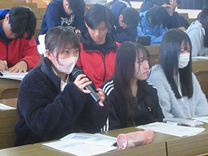 公務員試験について質問する学生