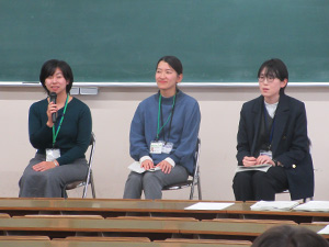 学生からの質問に答える若手職員