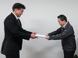 平野代表理事組合長(右)から 中邨地方参事官に要望書を手交