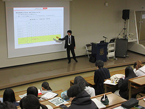 説明する県拠点職員