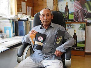 商品を紹介する小島さん