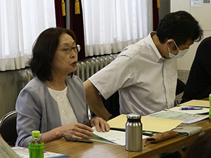 アンケートへの協力を呼びかける磯田朋子事務局長