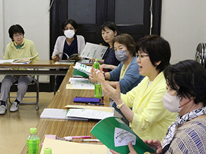 意見を述べる幹事会メンバー