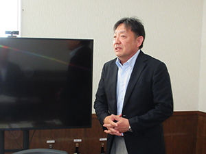 抱負を述べる照井社長