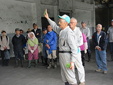 田植えの説明をする老人クラブ連合会の方々