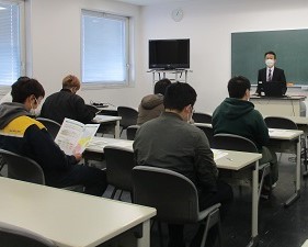 真剣に講義に耳を傾ける学生たち