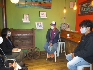 テイクアウト専門店「Sapeur Café」にて意見交換