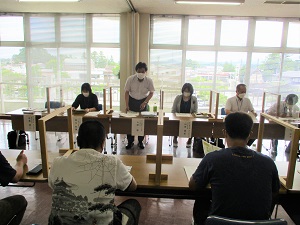 畜産の情勢について説明する様子