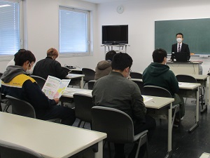 真剣に講義に耳を傾ける学生たち