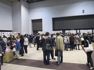 多数の来場者で賑わう展示会場 （めぐみ野交流集会）