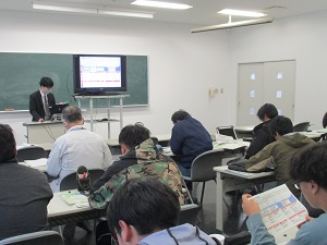 演壇に立つ宮城県拠点職員