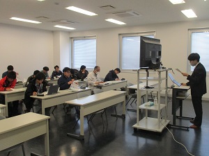 真剣に講義に耳を傾ける学生たち