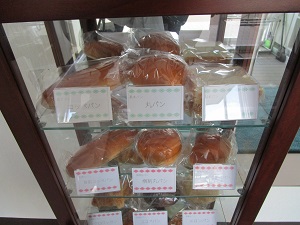 国産小麦100％になり食パンやコッペパン が増えています（名取工場）