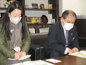  冬木理事長（右）と佐々木産直推進室長（左）