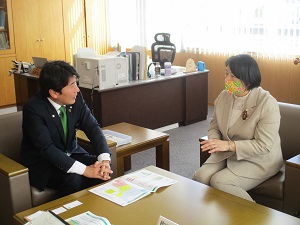 浅野町長（左）と山田地方参事官（右）