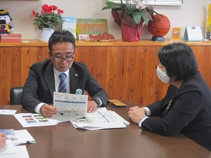石山町長（左）と山田地方参事官（右）