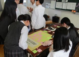 グループ討議の内容をまとめている様子