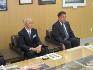 須田町長（右）と伊丹副町長