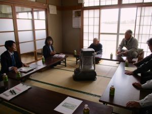 若柳地区の集会場で関係者と意見交換