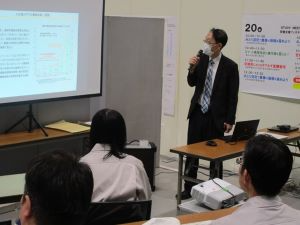 勉強会で来場者に説明する 東北農政局の中谷環境・技術課長 （営農支援フェスタ）