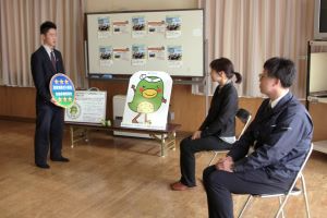 生徒から説明を受ける長田参事官