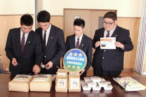 生徒によるラベルの張付け作業
