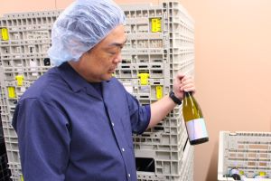 ラベルについて説明を行う蜂谷取締役