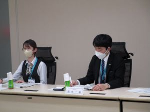 意見を述べるJA職員