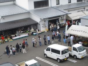 そら豆の炭火焼きを求め 並ぶ来場者