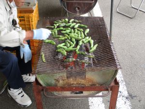  来場者に振る舞われた そら豆の炭火焼き